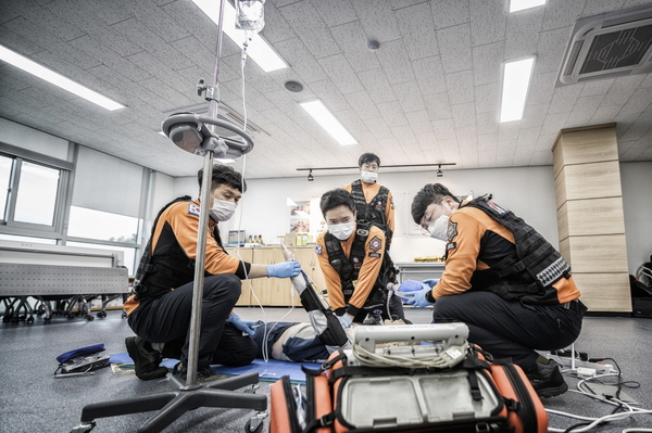 세종소방본부는 최근 ‘2020년도 하반기 하트·브레인·트라우마 세이버 심의회’를 열고 시민 생명을 구한 구급대원, 일반인 41명을 선정했다. 세종시 제공