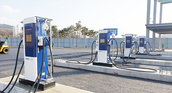 '국내 최초', '첨단' 등 온갖 수식어로 떠들썩 했던 세종시 전기굴절버스가 차고지 충전소 인프라가 조립식으로 급조됐는가 하면 관급자재 예산을 밝히지 않는 등 의혹투성이로 점철되고 있다. 사진은 차고지내 충전소 모습. 서중권 기자