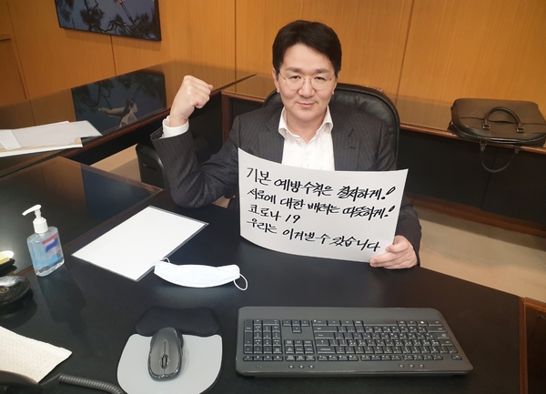 .대한항공 조원태 회장이 인추협 주관 ‘코로나19 감염예방 챌린저’에 적극 동참해 K-방역의 리더 역할을 하는 등의 공로로 ‘2020베스트 인물상’을 수상했다. 인추협 제공