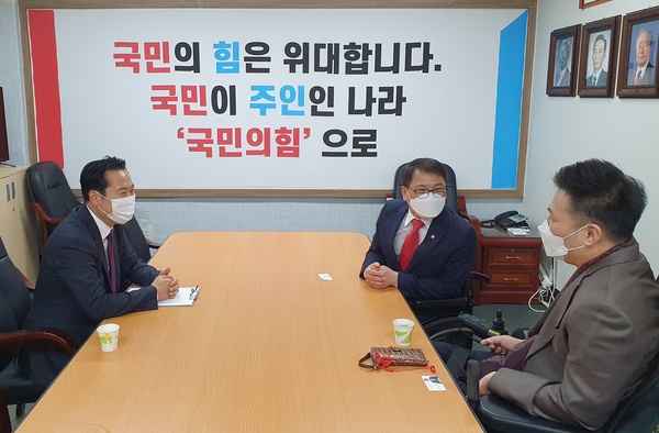 국민의힘 장애인위원장인 이종성 국회의원(비례·가운데)이 27일 대전시당을 방문, 장동혁 시당 위원장(왼쪽), 황경아 시당 장애인위원장과 지역 장애인 관련 현안에 대해 간담회를 갖고 있다. 국민의힘 대전시당 제공  