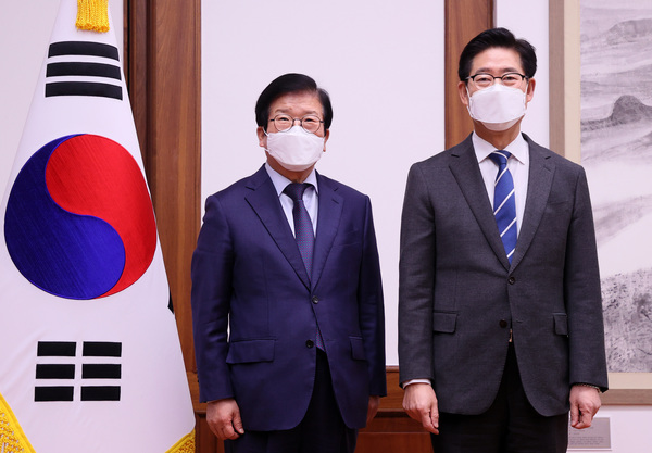 박병석 국회의장(대전 서구갑, 왼쪽)이 지난 27일 양승조 충남지사의 예방을 받고 기념촬영을 하고 있다. 국회 제공