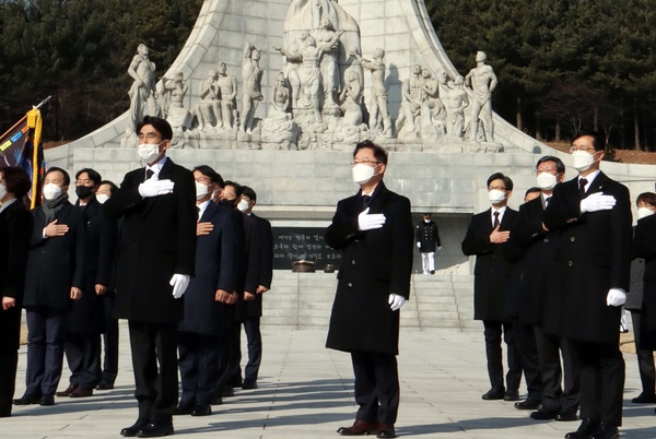 박범계 법무부 장관이 31일 국립대전현충원을 참배하고 있다. 연합뉴스