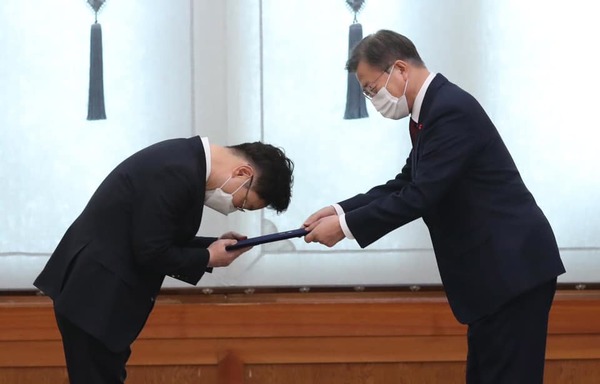 박범계 법무부 장관(왼쪽)이 지난 29일 청와대에서 문재인 대통령으로부터 임명장을 받고 있다. 박 장관 페이스북 게재 사진