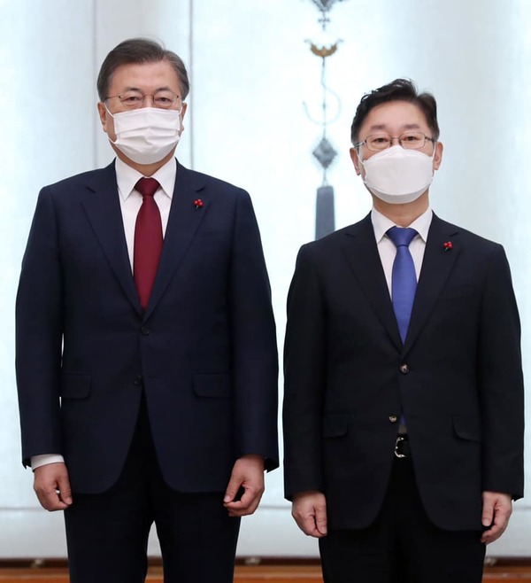문재인 대통령(오른쪽)과 박범계 법무부 장관이 지난 29일 청와대에서 열린 임명장 수여식에서 기념촬영을 하고 있다. 박 장관 페이스북 게재 사진