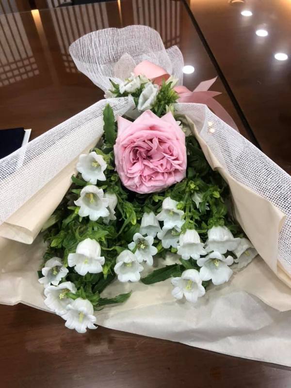 문재인 대통령은 지난 29일 청와대에서 임명장을 받은 박범계 법무부 장관에게 초롱꽃과 장미를 선물했다. 박 장관 페이스북 게재 사진