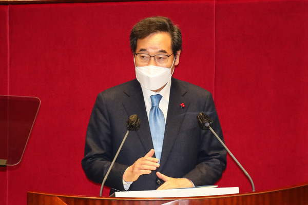 더불어민주당 이낙연 대표가 2일 국회 본회의장에서 교섭단체 대표연설을 하고 있다. 연합뉴스