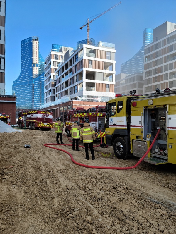 지난 2일 오전 54분경 세종시 나성동 2-4생활권 H 건설 공동주택 공사현장에서 화재가 발생, 3명이 병원으로 이송됐다. 화재는 이달 들어 벌써 3번째  잇따르고 있다. 서중권 기자  