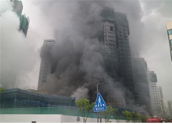 지난 2018년 8월 26일 오후 1시 10분쯤  세종시 2-2 생활권  트리쉐이드 주상복합아파트 건설현장에서 불이 나  40명의 사상자가  발생했하는 등 크고작은 화재가 잇따르고 있다. 서중권기자 