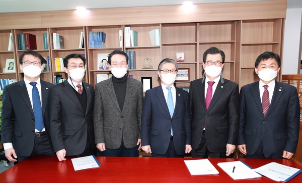 이시종 충북지사는 지난 2일 국회에서 변창흠 국토교통부 장관을 만나 충북 관련 철도 현안에 관해 설명했다. 왼쪽부터 임호선·이장섭·변재일 국회의원, 변 장관, 이 지사, 최충진 청주시의회 의장. 충북도 제공