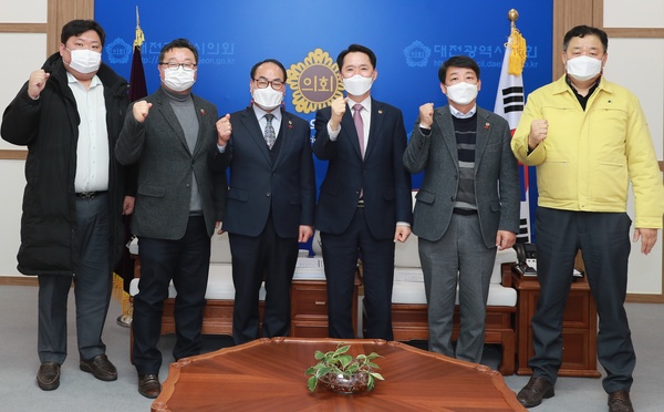 대전시의회는 지난 3일 상임위원장단 회의를 중점관리 현안사업 12건을 선정했다. 왼쪽부터 손희역 복지환경위원장, 홍종원 행정자치위원장, 윤종명 운영위원장, 권중순 의장, 김찬술 산업건설위원장, 구본환 교육위원장. 대전시의회 제공