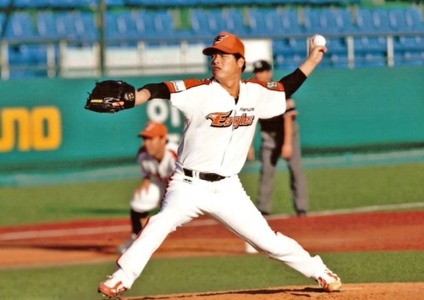 한화이글스 시절 구대성의 힘찬 투구 모습. 살림출판사 제공