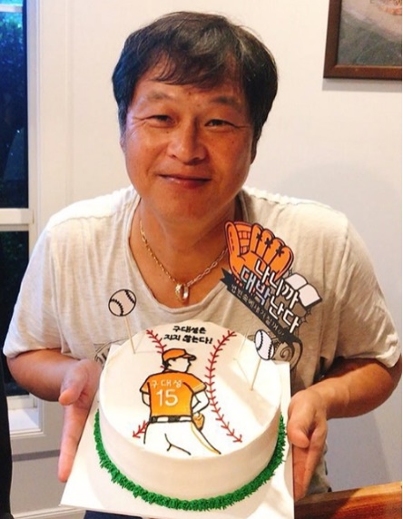 ‘구대성은 지지 않는다’ 출간 축하 케이크를 든 구대성이 환한 미소를 짓고 있다. 살림출판사 제공