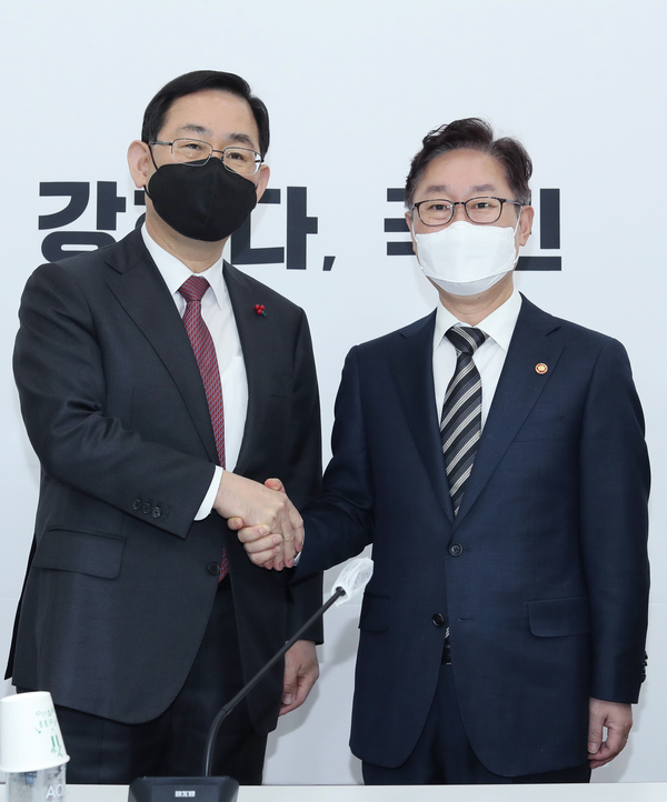 국민의힘 주호영 원내대표(왼쪽)가 8일 국회에서 박범계 법무부 장관의 예방을 받고 기념촬영을 하고 있다. 연합뉴스