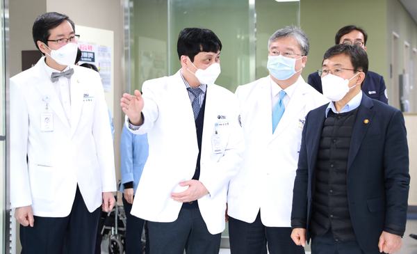 권덕철 보건복지부 장관이 지난  10일 세종충남대학교병원(원장 나용길)을 방문해 응급진료 준비상황을 점검하고 코로나19 대응에 고생하는 의료진을 격려했다. 세종충남대병원 제공