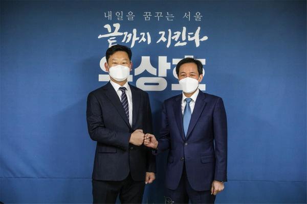 고(故) 노무현 전 대통령의 사위인 곽상언 더불어민주당 충북 보은·옥천·영동·괴산 지역위원장(변호사, 왼쪽)이 17일 우상호 서울시장 예비후보 경선준비사무소를 방문, 우 예비후보의 당선을 기원하며 기념촬영을 하고 있다. 우상호 경선준비사무소 제공