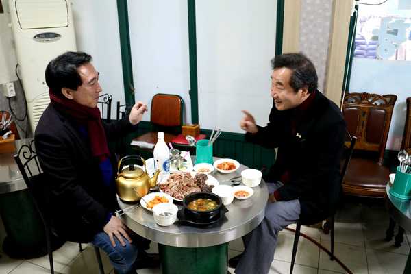 더불어민주당 박수현 홍보소통위원장(왼쪽)은 지난 14일 자신의 페이스북에 충남 공주를 방문한 이낙연 대표와 대화를 나누는 모습의 사진을 게재했다.