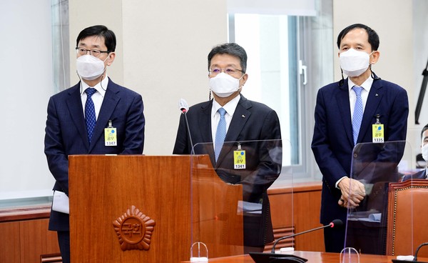 22일 국회 환경노동위원회에서 열린 산업재해 관련 청문회에 GS건설 우무현(왼쪽부터), 포스코건설 한성희, 현대건설 이원우 대표가 참석했다. 연합뉴스