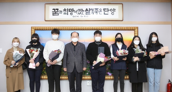 류한우 군수가 학교장 추천을 받은 7명의 우수졸업생과 장학금 수여식을 마치고 기념촬영을 하고 있다.  단양군 제공