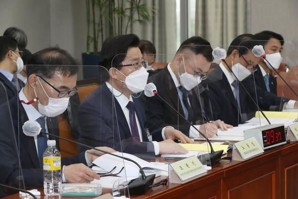 국회 세종의사당 설치에 관한 공청회가 25일 국회 운영위원회에서 열려 조판기 국토연구원 선임연구위원(왼쪽부터), 노동일 경희대 법학전문대학 교수, 최종호 변호사, 임종훈 홍익대 법과대학 초빙교수 등이 의견을 나누고 있다. 연합뉴스