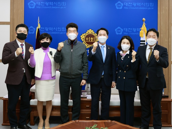 대전시의회 및 5개 구의회 의장들은 지난달 26일 시의회에서 지방자치법 개정에 따른 향후 대책을 논의하기 위한 간담회를 갖고 의회 인사권 독립, 정책지원 전문인력 도입 등과 관련해 다양한 의견을 나눴다. 왼쪽부터 중구의회 김연수, 동구의회 박민자, 대덕구의회 김태성, 대전시의회 권중순, 유성구의회 이금선, 서구의회 이선용 의장. 대전시의회 제공