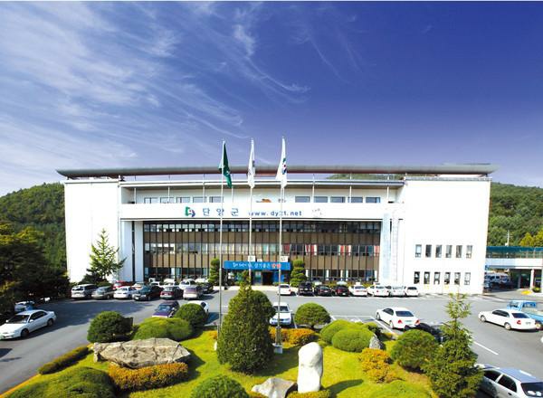 단양군이 인구 감소와 지역경제 침체 등의 소멸 극복을 모색하기 위해 관내 실거주 공무원들에게 인센티브를 적용한다. 사진은 단양군 청사 전경. 단양군 제공