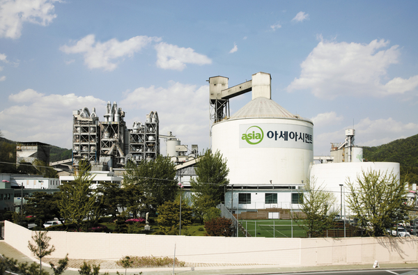 아세아시멘트㈜가 지난 9일 제천시인재육성재단에 장학금 2000만 원을 기탁했다. 아시아시멘트 제천 공장 전경. 제천시 제공