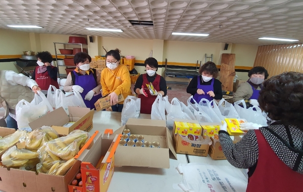 9일 진행한 단양군여성단체협의회 ‘2021 사랑의 반찬 나누기 사업’ 모습. 단양군 제공