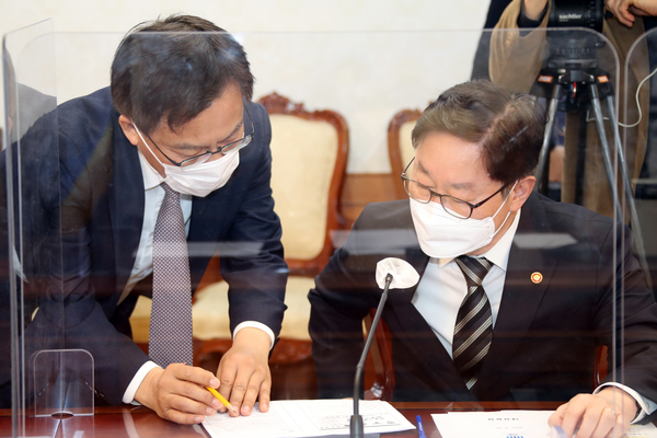 박범계 법무부 장관(오른쪽)과 조남관 검찰총장 직무대행이 10일 정부서울청사에서 열린 LH 직원들의 투기 의혹 수사를 위한 긴급 관계기관 회의에서 대화를 나누고 있다. 연합뉴스