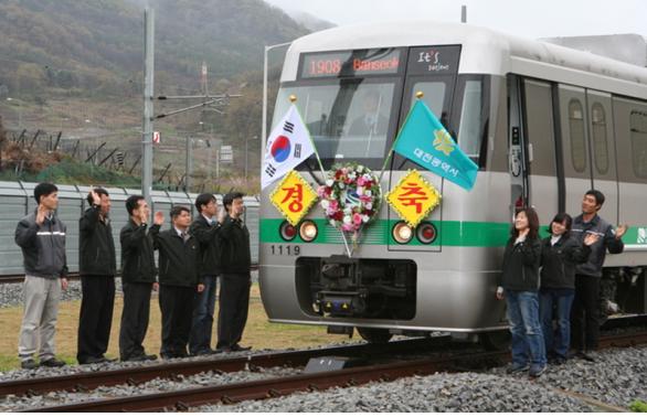 2006년 3월 16일 대전도시철도 1호선 첫 도시철도가 판암기지를 출발하고 있다. 대전도시철도공사 제공 