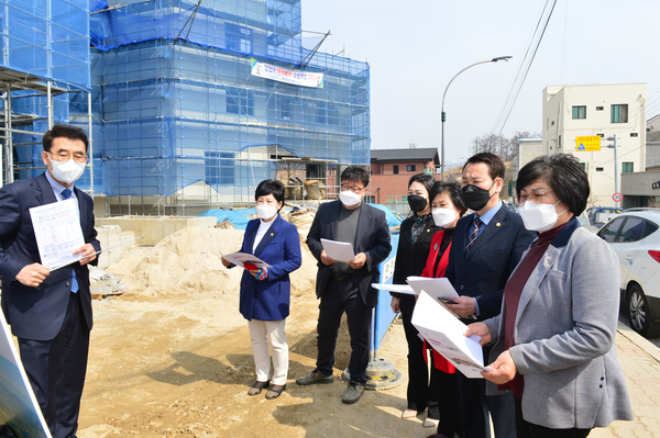 지난 15일 자치행정위원회 하순태 위원장(오른쪽 두번째)과 자치위원들이 게스트하우스 ‘휴家’ 현장 확인을 실시하고 있다. 제천시 제공