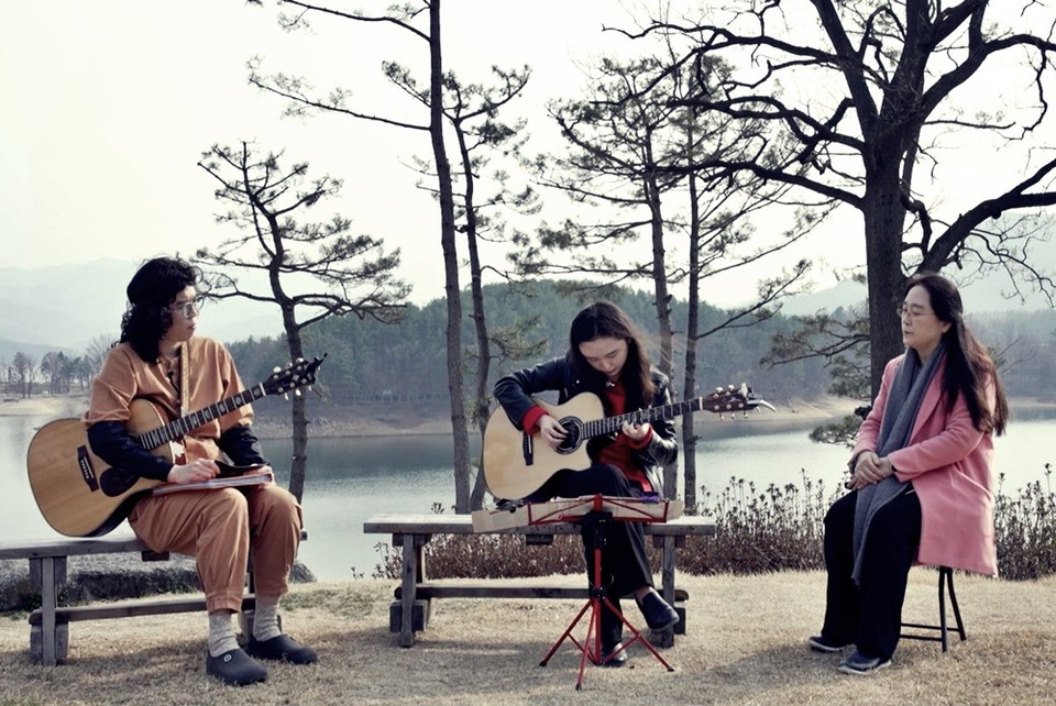 MC 추대엽(왼쪽)과 첫 회 출연자인 김지희 모녀. 대전MBC 제공