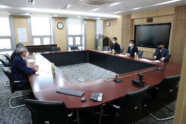 양승조 충남지사가 23일 세종시에 위치한 한국조세재정연구원(KIPF)을 방문해 김유찬 원장과 면담을 갖고 있다. 충남도 제공