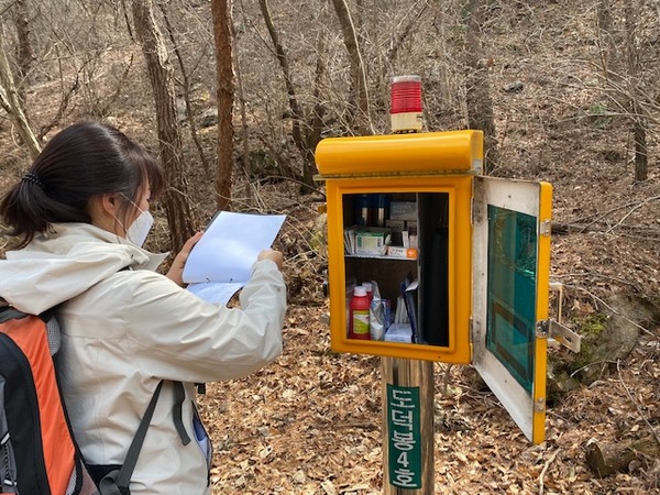 대전시가 지역 주요 등산로에 설치한 119산악구급함. 대전시 제공