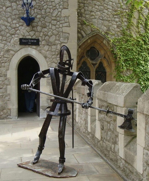 철로 만든 병사 형상물