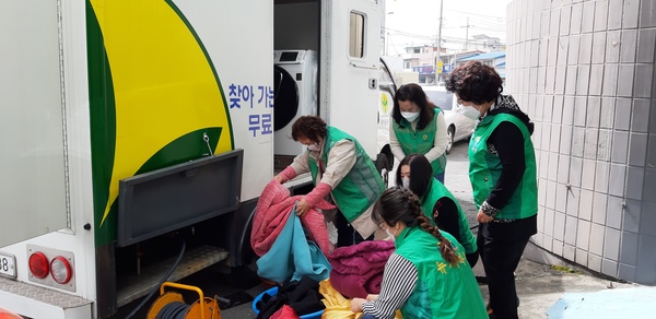 새마을운동 대전중구지회(회장 진춘식)는 지난달 29일부터 이달 2일까지 은행선화동?목동?중촌동?대흥동?문창동 소외계층을 대상으로 이동식 빨래방 봉사를 했다. 새마을운동 대전중구지회 제공