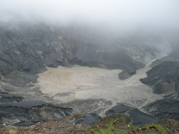 땅꾸반 푸라우 화산
