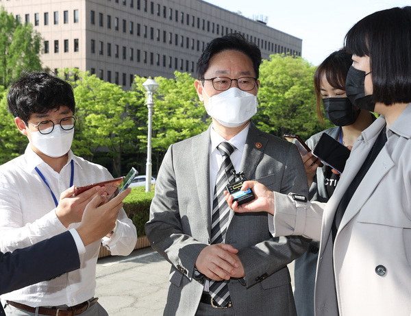 박범계 법무부 장관이 26일 정부과천청사로 출근하며 취재진의 질문에 답하고 있다. 연합뉴스