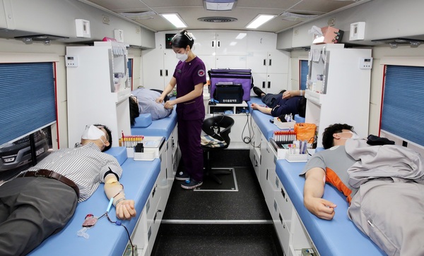 ㈜한국프리시전웍스 임직원들이 헌혈을 하고 있다. 한국타이어 제공