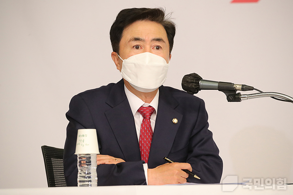 국민의힘 원내대표 경선에 나선 김태흠 의원이 지난달 30일 국회도서관 대강당에서 열린 마지막 합동토론에서 정견 발표를 하고 있다. 국민의힘 제공