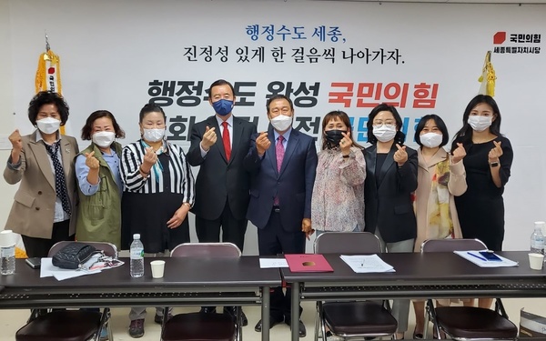 국민의힘 당권주자인 홍문표 의원(왼쪽에서 네 번째)이 지난 7일 세종지역 당원들과 간담회를 갖기에 앞서 최민호 세종갑 당협위원장 등과 기념촬영을 하고 있다. 홍 의원은 이날 대전·충남지역 당원들과도 소통했고, 10일에는 광주·전남·전북 당원들과 ‘호남동행’ 간담회를 가졌다. 홍 의원 페이스북 게재 사진