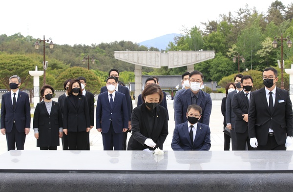국민의힘 윤주경 의원(가운데)을 비롯한 초선 의원 9명이 10일 광주 국립5·18민주묘지를 참배하고 있다. 연합뉴스