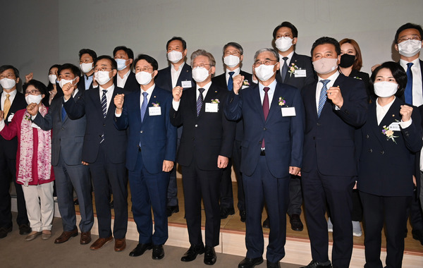 이재명 경기지사(앞줄 오른쪽에서 네 번째)가 지난 12일 서울미디어대학원대학교 상암연구센터에서 열린 ‘민주평화광장’ 출범식에 참석해 기념촬영을 하고 있다. 국회사진기자단