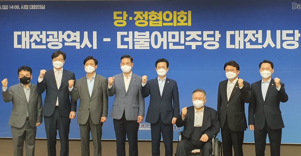 더불어민주당 대전시당과 대전시는 16일 시청 대회의실에서 당정협의회를 가졌다. 왼쪽부터 오광영 시의회 원내대표, 장철민·조승래 국회의원, 박영순 시당 위원장, 허태정 시장, 이상민·황운하 국회의원, 권중순 시의회 의장. 민주당 대전시당 제공