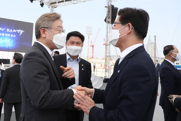 더불어민주당 대권주자인 이재명 경기지사(왼쪽)와 양승조 충남지사가 지난 13일 삼성전자 경기 평택단지 3라인 건설 현장에서 열린 ‘K-반도체 전략 보고대회’에 참석해 인사를 나누고 있다. 연합뉴스