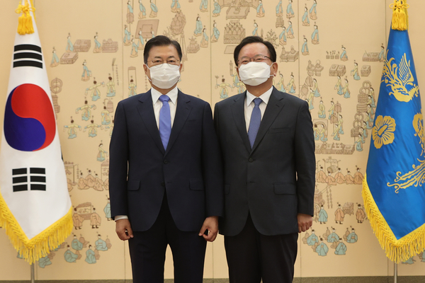 문재인 대통령(왼쪽)이 지난 14일 청와대에서 김부겸 신임 국무총리에게 임명장을 수여한 뒤 기념촬영을 하고 있다. 연합뉴스