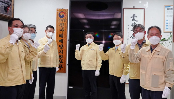 최병암 산림청장(오른쪽 네번째)과 임직원들이 최근 정부대전청사 중앙산림재난상황실에서 '산사태예방지원본부' 현판식을 진행하고 있는 모습. 산림청 제공