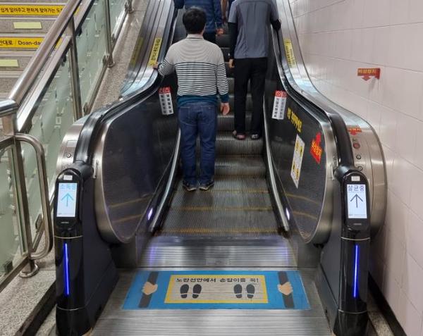 대전도시철도 모든 역사에 설치된 에스컬레이터 손잡이 자동 살균청소기. 대전도시철도공사 제공