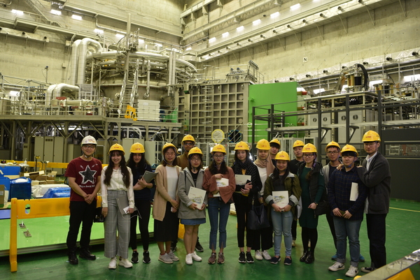 동남아 국가 유학생들이 지난해 운영된 한남대 한국산업 현장 프로그램에서 현장 답사를 하고 있다. 한남대 제공