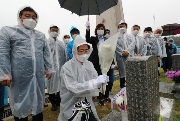 양승조 충남지사가 5·18민주화운동 41주년을 맞아 17일 광주 국립5·18민주묘지를 참배하고 있다. 연합뉴스