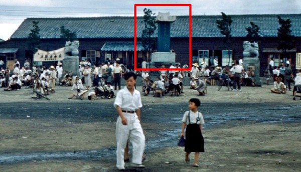 1952년 대전역 모습. 육군이 지난 2018년 공개한 1950년대 컬러사진 239장 중 한 장. 역 앞의 을유해방기념비와 양쪽의 해태상이 대전역임을 말해준다. 이 사진은 6·25전쟁 당시 미군으로 참전한 토마스 상사(1910∼1988년)가 당시 한국의 생활상을 35㎜ 필름카메라로 찍은 것이다. 육군 제공